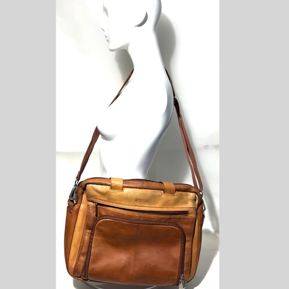Kenneth Cole Reaction Manhattan Colombian Briefcase ( USED )